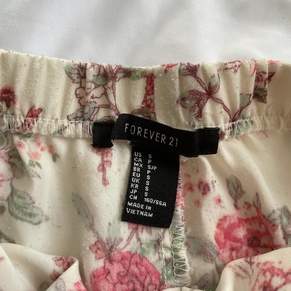 FOREVER 21 GIRLS FLORAL SHORTS - Picture 2 of 3